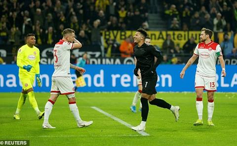 Dortmund 5-0 Dusseldorf Reus vs Sancho rực sáng, Dortmund bay vào Top 3  hình ảnh 2