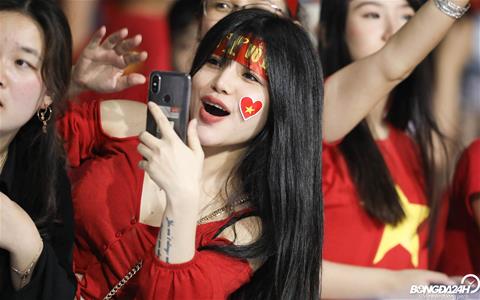 VIDEO: Sân Rizal nổ tung khi Đoàn Văn Hậu mở tỷ số