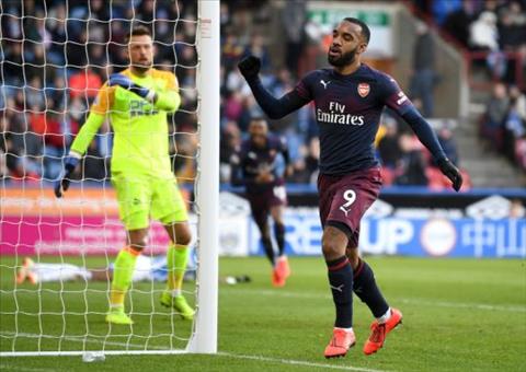 Arsenal đánh bại Huddersfield, Lacazette vẫn không hài lòng