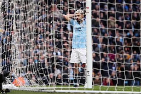 Khoảnh khắc: Pep “quỳ lạy” trước pha bỏ lỡ không tưởng của Aguero