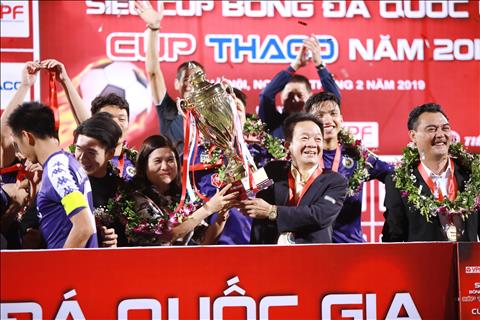 Bau Hien cung xuong san chia vui cung tap the Ha Noi FC.