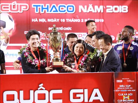 Gia dinh bau Hien nang cup vo dich chia vui cung tap the Ha Noi FC.