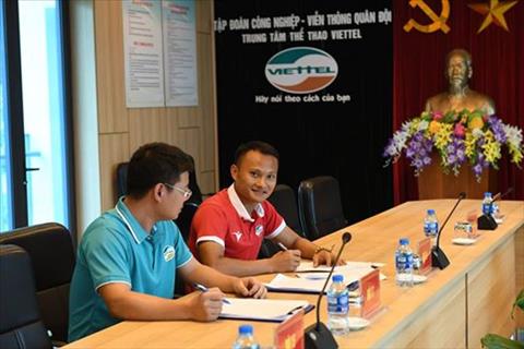 NÓNG: Đổ bể hợp đồng với SLNA, tiền vệ Trọng Hoàng chính thức gia nhập CLB Viettel