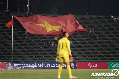 CĐV mang đại kỳ Việt Nam tới sân Campuchia tiếp lửa cho đội nhà hình ảnh