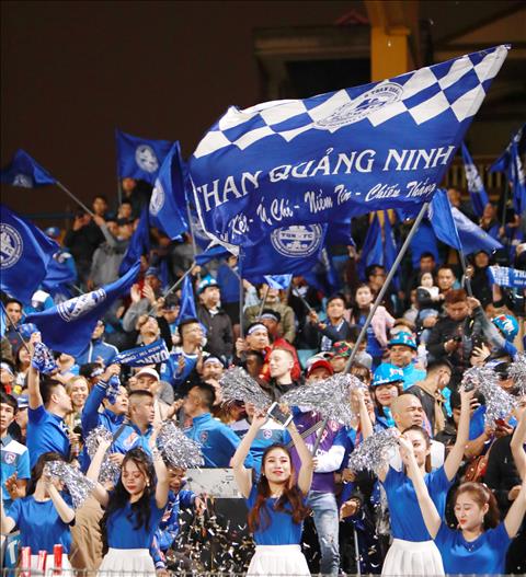 Du thua dam Ha Noi FC nhung Than Quang Ninh van gay an tuong voi su tiep suc tu NHM tren khan dai.