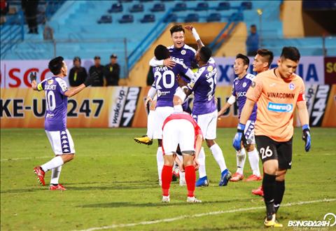 Niem vui cua cac cau thu Ha Noi FC khi co ban thang dau tien tai V-League 2018.