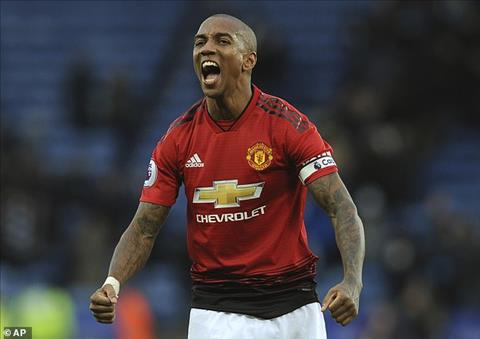 Fan MU cẩn thận: Ashley Young trở lại rồi đây