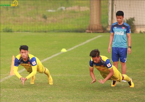 Cac cau thu U23 Viet Nam trong chieu 11/3 khong chay bo ma khoi dong bang man chong day nang tay.