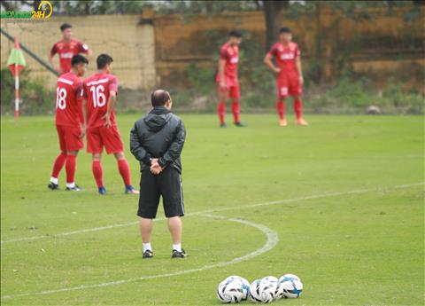 Chùm ảnh Cầu thủ U23 Việt Nam bị HLV Park Hang Seo đẩy trên sân  hình ảnh