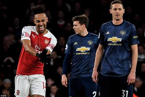 Arsenal 2-0 Man Utd: Bậc thầy chiến thuật Emery và kẻ học việc Solskjaer