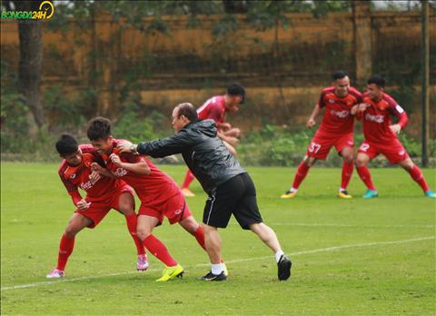 Chùm ảnh: Cầu thủ U23 Việt Nam bị HLV Park Hang Seo đẩy trên sân tập