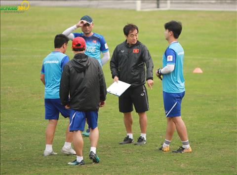 Chùm ảnh: HLV Park Hang Seo vắng mặt, trợ lý Lee Young Jin lĩnh ấn