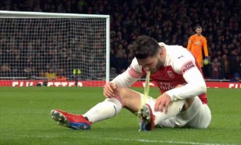 Hậu vệ Kolasinac nôn ngay trên sân ở trận thắng M.U