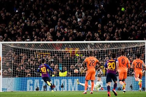 Messi tỏa sáng trước Lyon Hãy gửi lời cảm ơn cho Ronaldo! hình ảnh 2