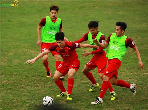 Chùm ảnh: Đình Trọng tả xung hữu đột trong vòng vây của ba cầu thủ