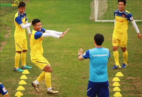 Chùm ảnh: Hài hước hình ảnh Hà Đức Chinh đập tay một mình