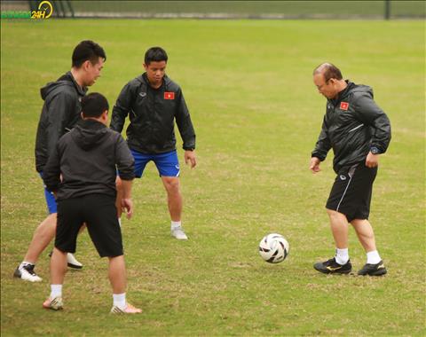 VIDEO: HLV Park Hang Seo ngã sấp mặt khi chơi bóng ma