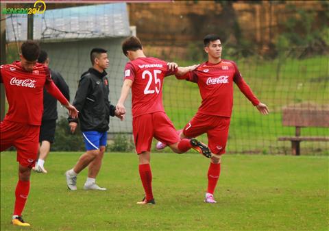 Chùm ảnh: ĐT U23 Việt Nam được an ủi trong ngày Đình Trọng chấn thương