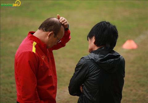 Chùm ảnh: Trò cưng bị đau, HLV Park Hang Seo liên tục gãi đầu trong buổi tập
