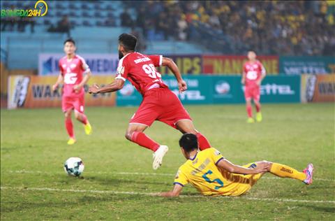 Tran dau cung dan tro nen nong hon voi nhung pha pham loi cua ca hai doi.