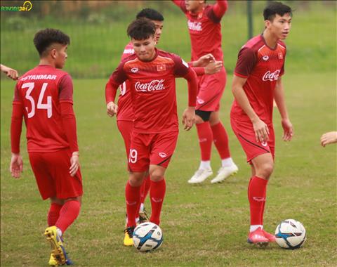 ẢNH: Quang Hải luyện dắt bóng trong phạm vi hẹp