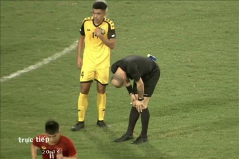 Hài hước Trọng tài gặp sự cố trong trận Việt Nam vs Brunei hình ảnh 2