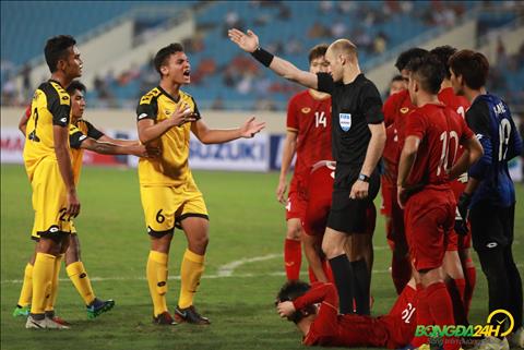 Quang Hai khien cau thu U23 Brunei an the do