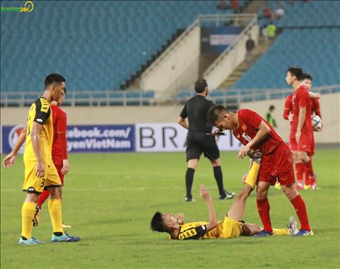 Sau khi tran dau ket thuc, nhieu cau thu U23 Brunei bi cang co, Truong Van Thai Quy co hanh dong dep khi ho tro doi phuong.
