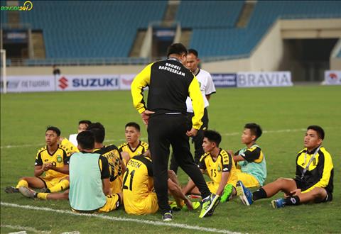 Sau khi U23 Brunei thua U23 Viet Nam, cac cau thu da ngoi lai rat lau tren san.