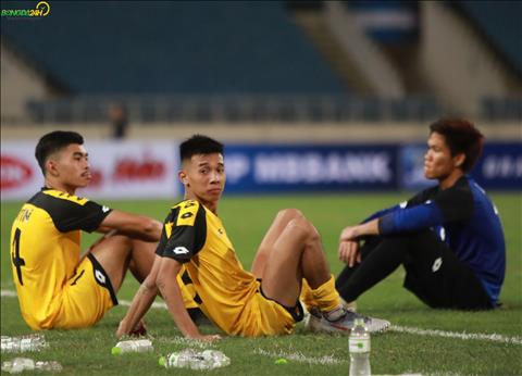 Nhung khuon mat moi met cua U23 Brunei sau khi tran dau ket thuc.