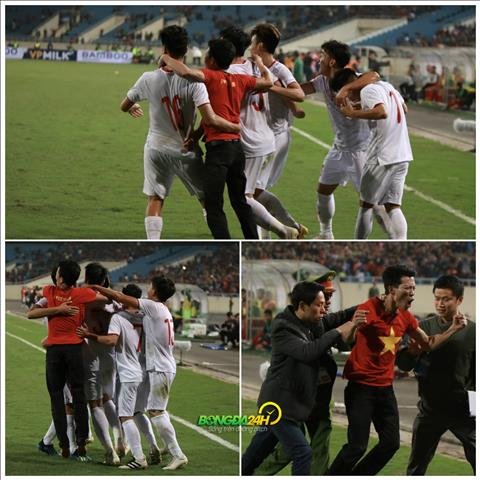 CĐV Việt Nam lao vào sân ăn mừng sau trận thắng U23 Indonesia hình ảnh