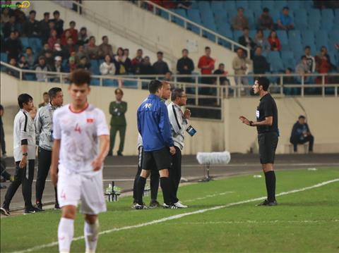 Bi thoi phat do pham loi qua nhieu, ban huan luyen U23 Indonesia cung da co phan ung voi trong tai chinh.