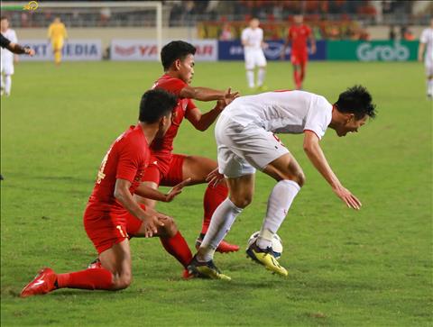 Cac cau thu U23 Indonesia pham loi voi U23 Viet Nam.