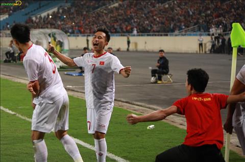 Trong khoanh khac Trieu Viet Hung an mung, mot CDV chay xuong san sau khi U23 Viet Nam ghi ban.