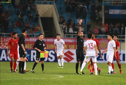 ẢNH: Cận cảnh tình huống chơi xấu của cầu thủ U23 Indonesia với Đoàn Văn Hậu