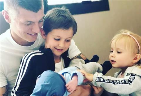 Tiền vệ Kroos khoe cuộc sống tươi đẹp khi con thứ ba chào đời