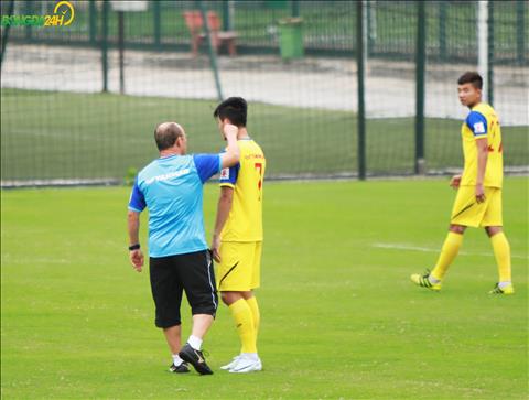 Chùm ảnh: HLV Park Hang Seo véo tai Tiến Linh trong buổi tập của U23 Việt Nam
