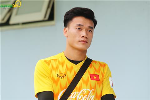 Trong buoi tap sang 7/3, thu mon Bui Tien Dung da hoi quan cung DT U23 Viet Nam.
