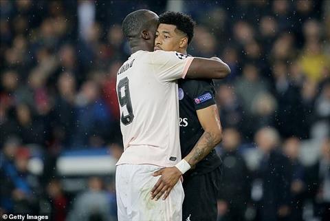 Lý do Lukaku an ủi cầu thủ mang về quả 11m định mệnh cho M.U