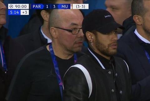 Siêu sao Neymar hoảng hốt và bất lực nhìn đồng đội thua đau M.U