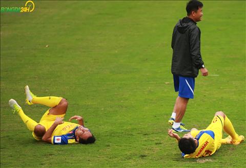 Chùm ảnh: Cầu thủ U23 Việt Nam đổ gục ra sân sau màn chống đẩy của HLV Park Hang Seo