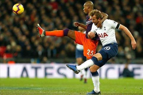 CĐV phẫn nộ với cú đánh nguội của Fernandinho dành cho Harry Kane