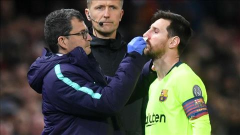 HLV Valverde Messi như bị tàu húc khi va chạm với Smalling hình ảnh