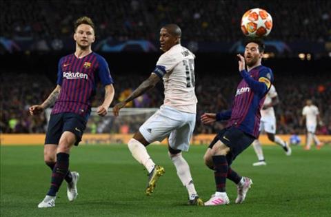 Các Manucians tổng sỉ vả Ashley Young sau thảm bại tại Camp Nou