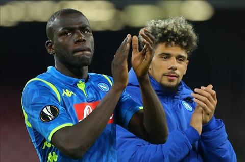 Napoli bi loai khoi Europa League