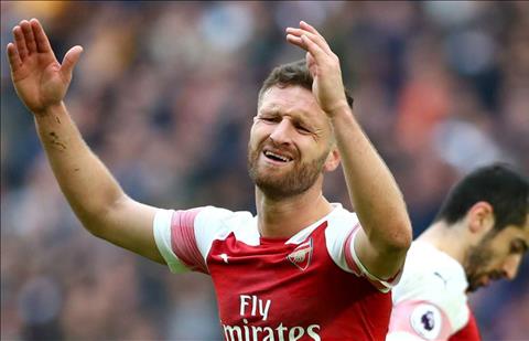 HLV Unai Emery phũ phàng với trung vệ Mustafi