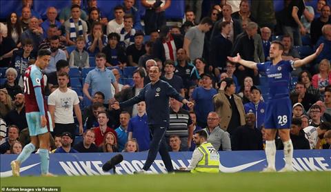 Vì sao HLV Sarri bị đuổi ở trận Chelsea 2-2 Burnley hình ảnh