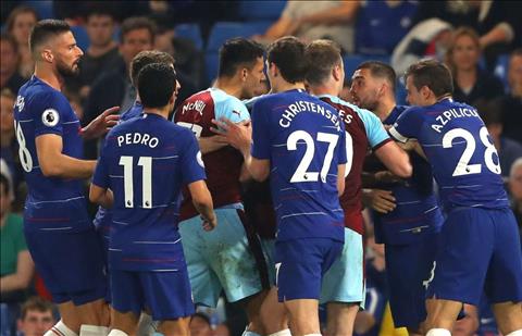 Bị sao Chelsea chỉ trích ‘phản bóng đá’, HLV Burnley đáp trả