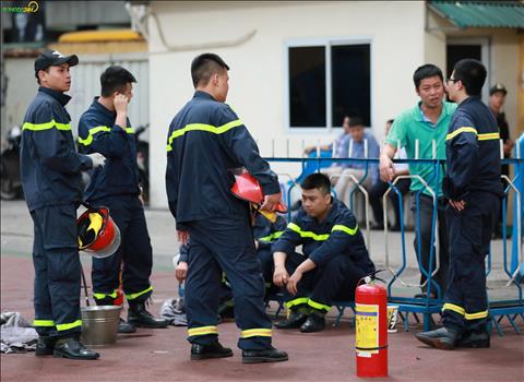 ẢNH Thoát án phạt, lính cứu hỏa lên phương án chống pháo sáng trên sân Hàng Đẫy hình ảnh 2