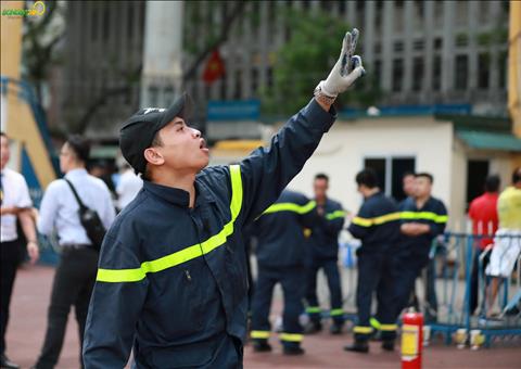 ẢNH: Thoát án phạt, lính cứu hỏa lên phương án chống pháo sáng trên sân Hàng Đẫy